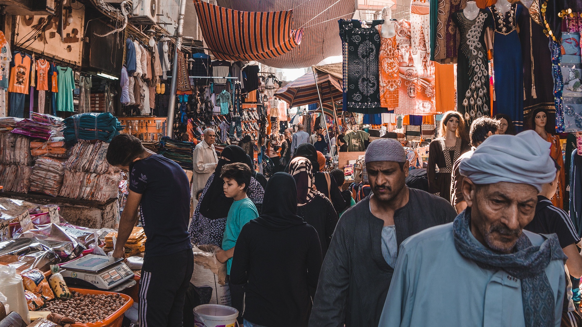 Markt in Ägyptens Hauptstadt Kairo mit verschiedenen Ständen