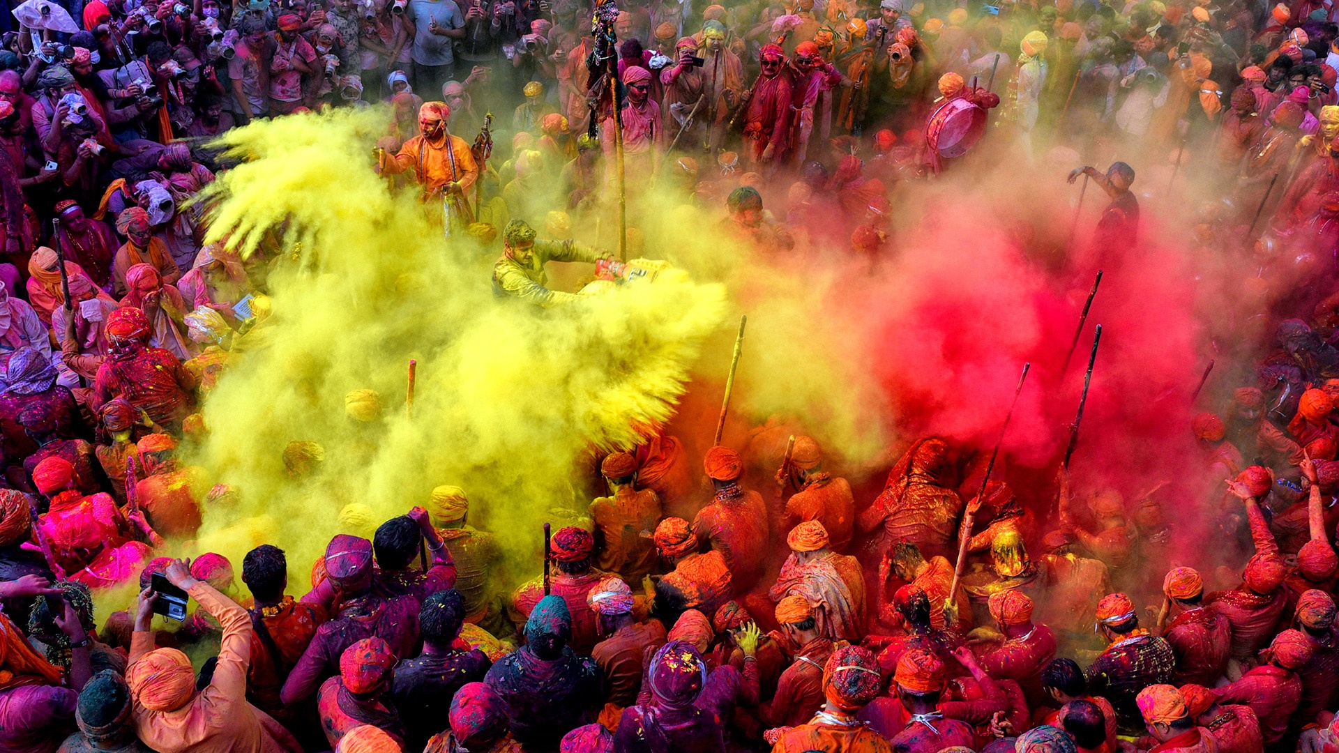 Hindus feiern Holi in Indien