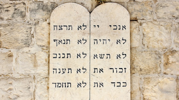 Gebotstafeln mit den zehn Geboten in hebräischer Schrift.