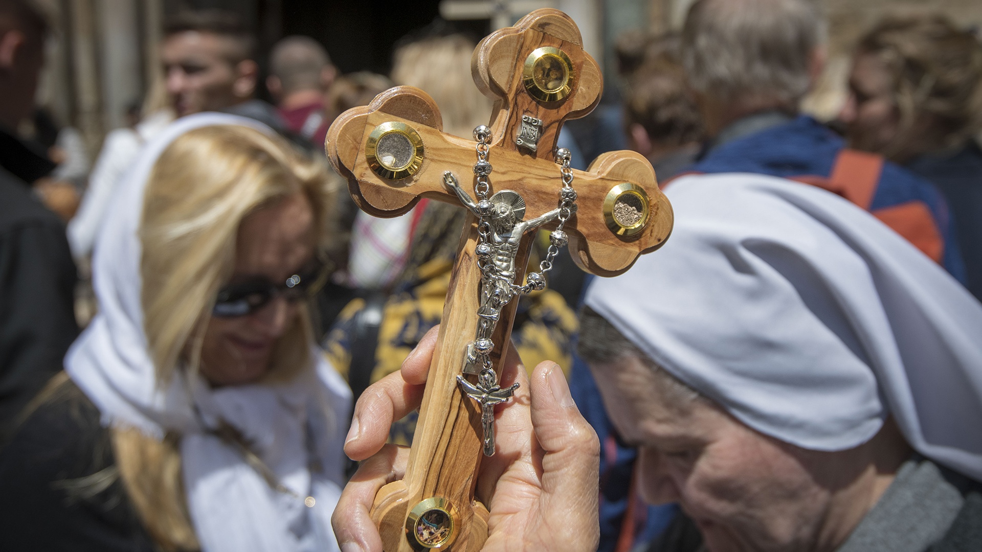 Kreuz in der Hand einer Gläubigen auf der Via Dolorosa