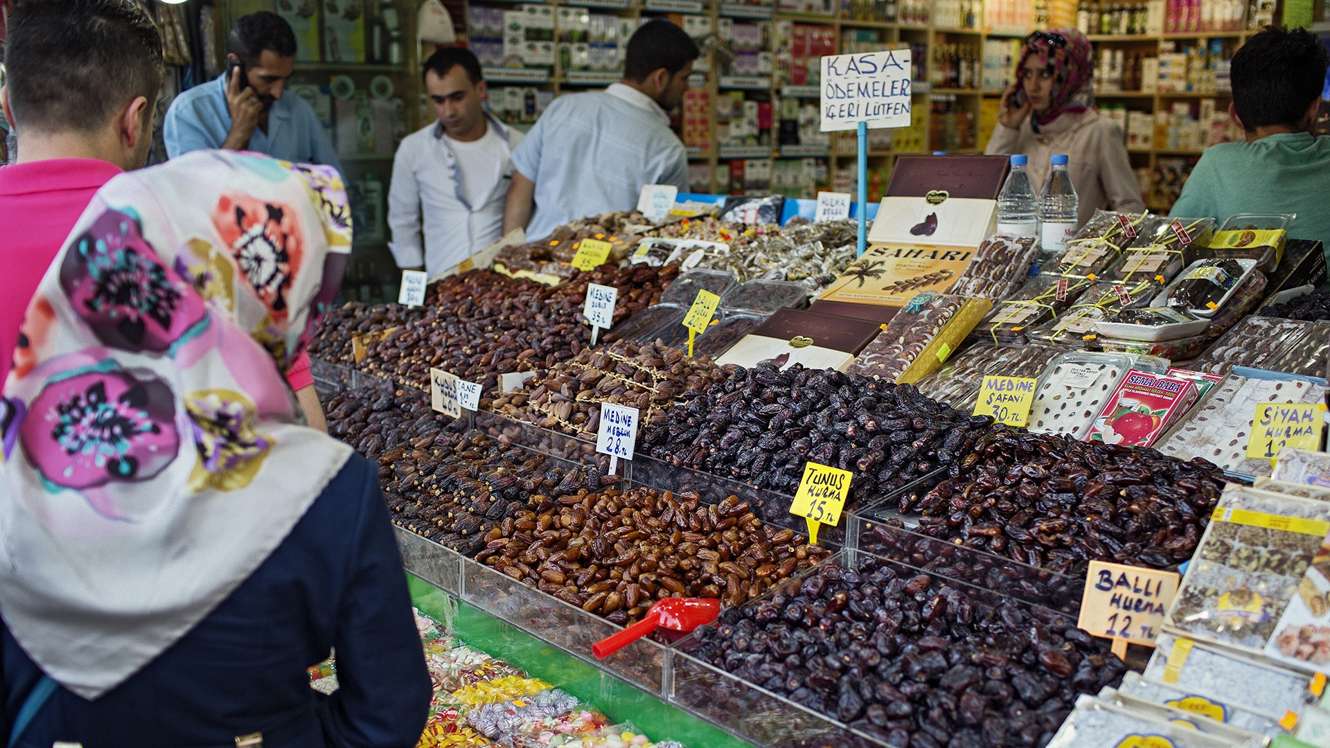 Verschiedene Sorten von Dattel an Istanbuler Marktstand an Ramadan
