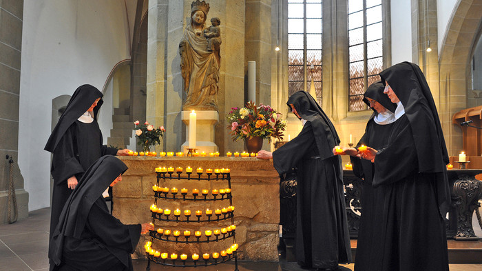 Benediktinerinnen während der Katholischen Jugendvesper im Kloster Marienrode in Hildesheim.