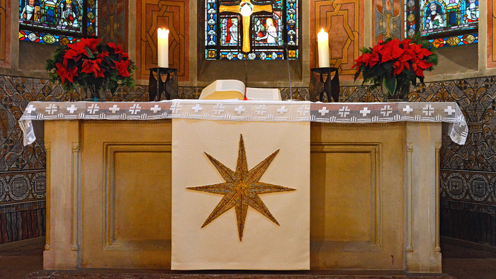 Altar mit weihnachtlichem Parament in der evangelischen Klosterkirche Marienwerder in Hannover 