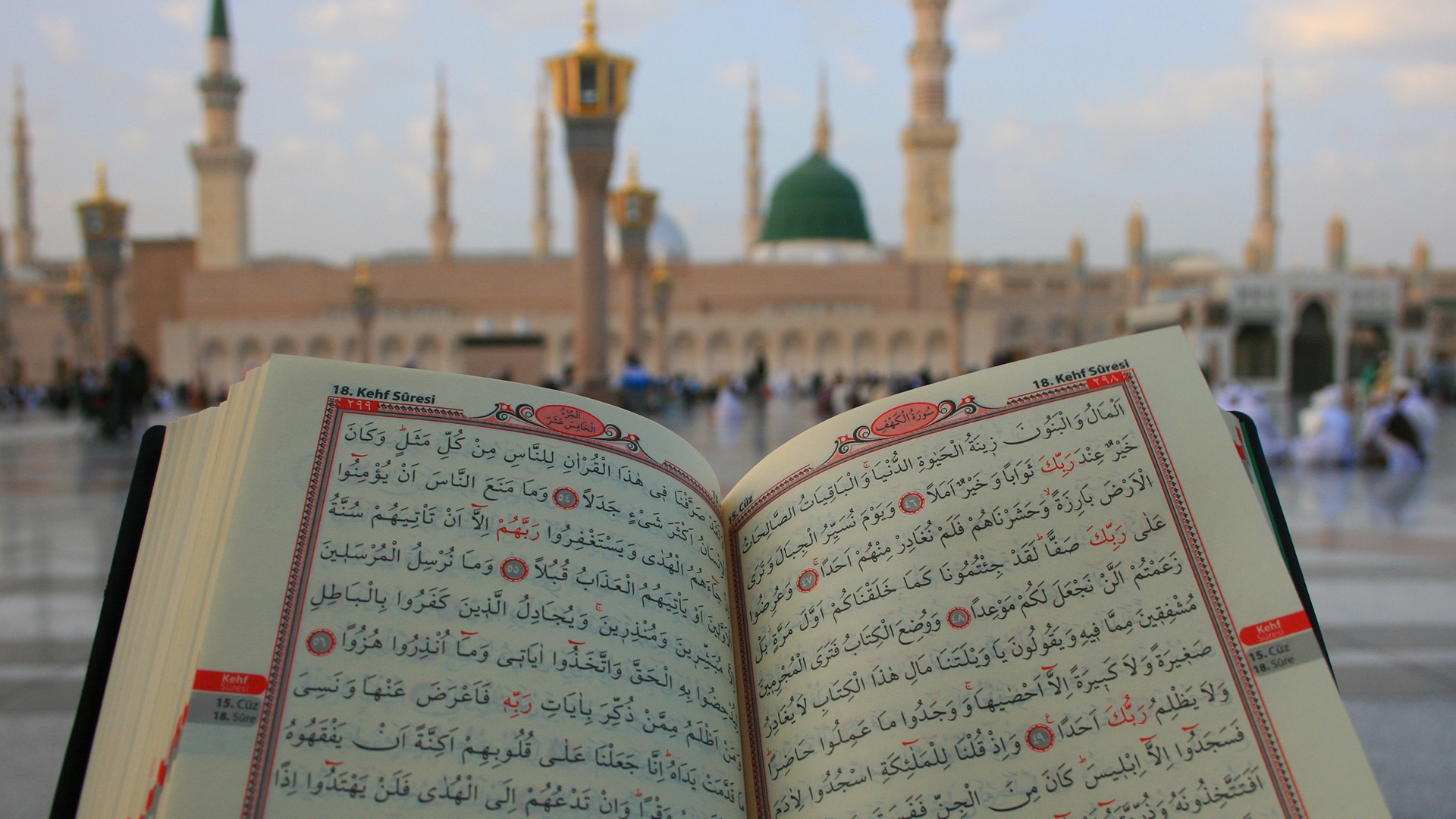 aufgeschlagener Koran vor der Prophetenmoschee