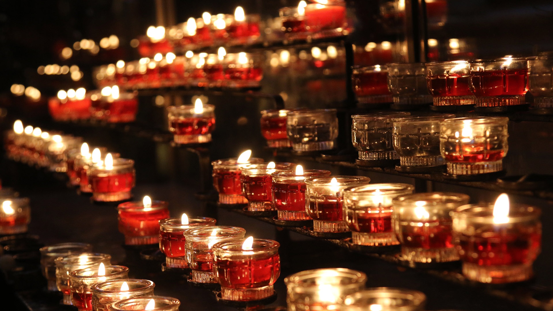 ganz viele Kerzen in der Kirche