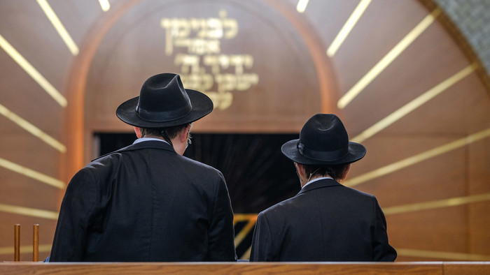 Zwei Juden in einer Synagoge