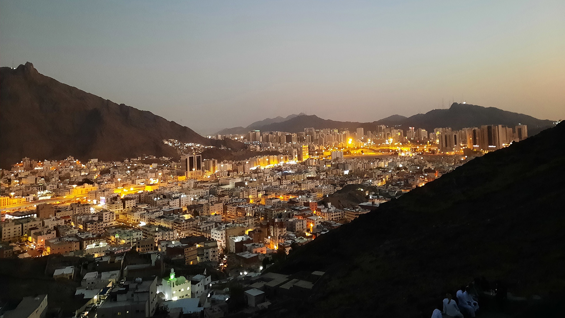 Berg Hira und beleuchete Stadt bei Nacht