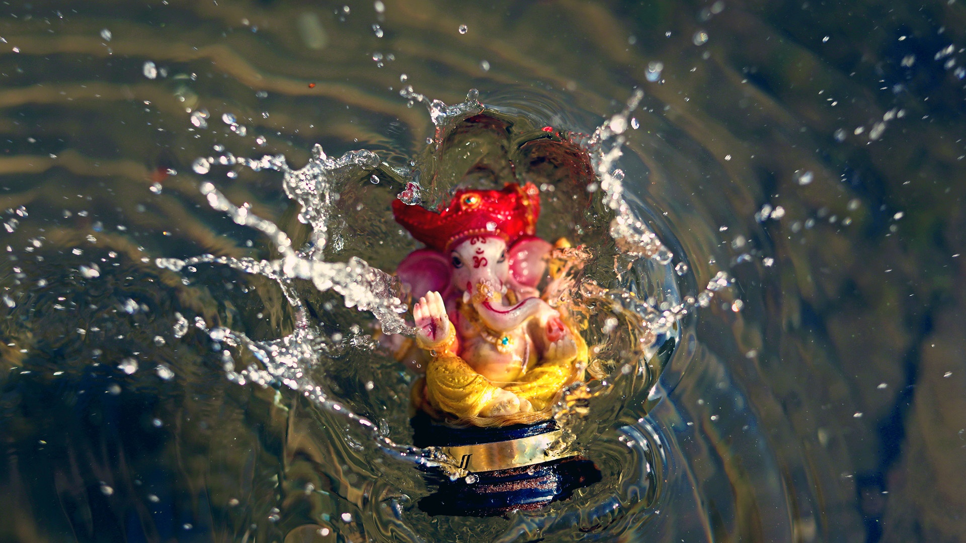 Ganesha-Figur fällt platschend in den Fluss