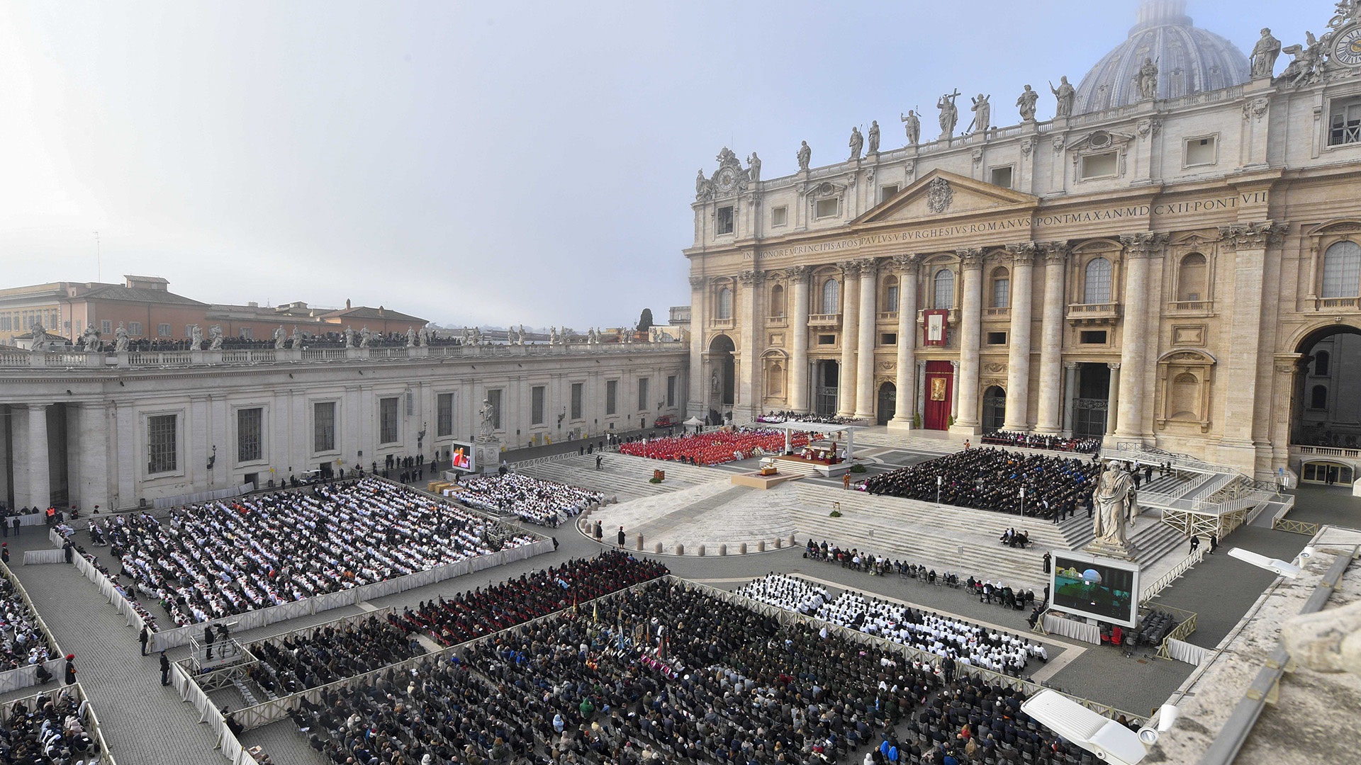 Tausend Menschen auf dem Petersplatz zur Totenmesse für Benedikt XVI.