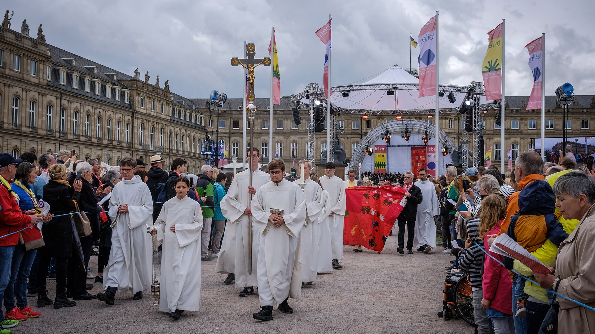 Gläubige verlassen nach dem Gottesdienst die Bühne des Kirchentages