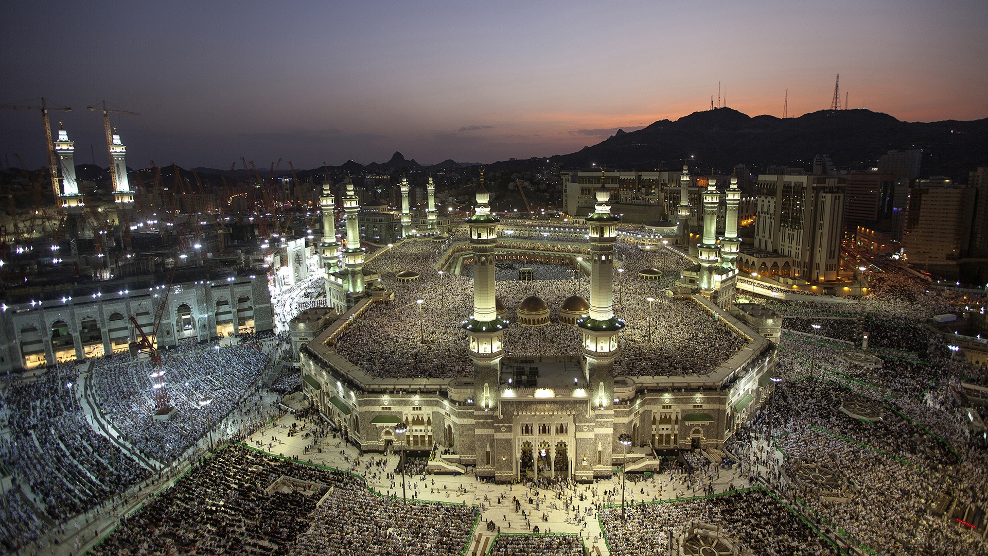 Luftaufnahme der Masjidil Haram in Mekka bei Dämmerung