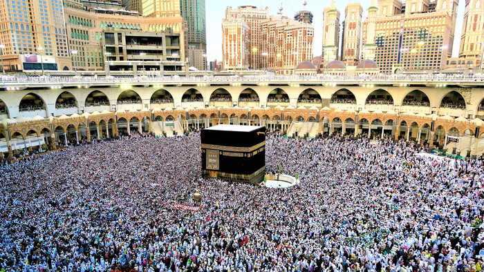 Blick auf die Kaaba in Mekka mit vielen muslimischen Pilgern.