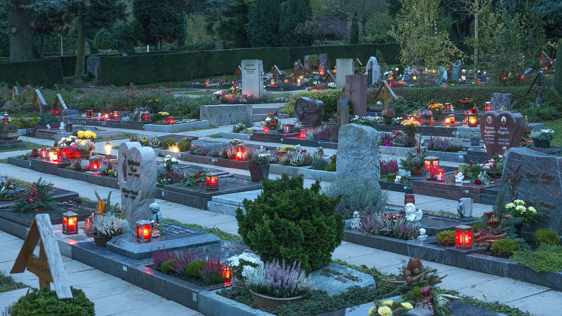 Friedhof an Allerheiligen mit Grablichtern