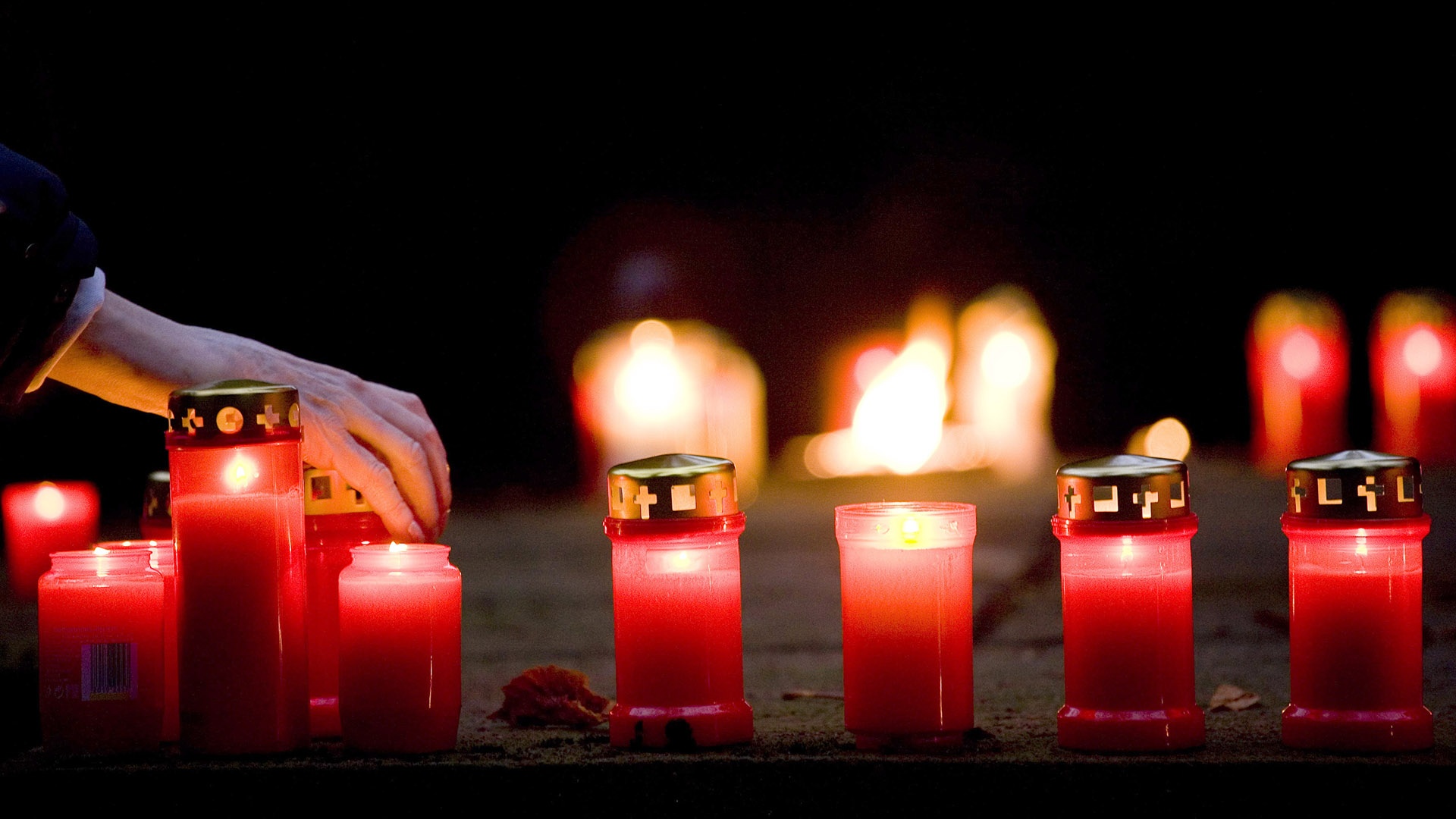Kerzen auf dem Hauptweg des Kölner Südfriedhofs