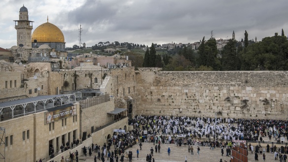Blick auf die Klagemauer in Jerusalem mit Besuchern im Vordergrund und dem Felsendom im Hintergrund