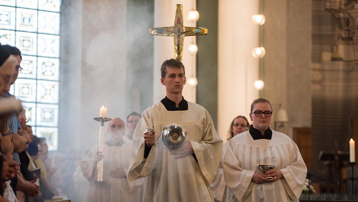 Zwei katholische Messdiener in weißen Gewändern 