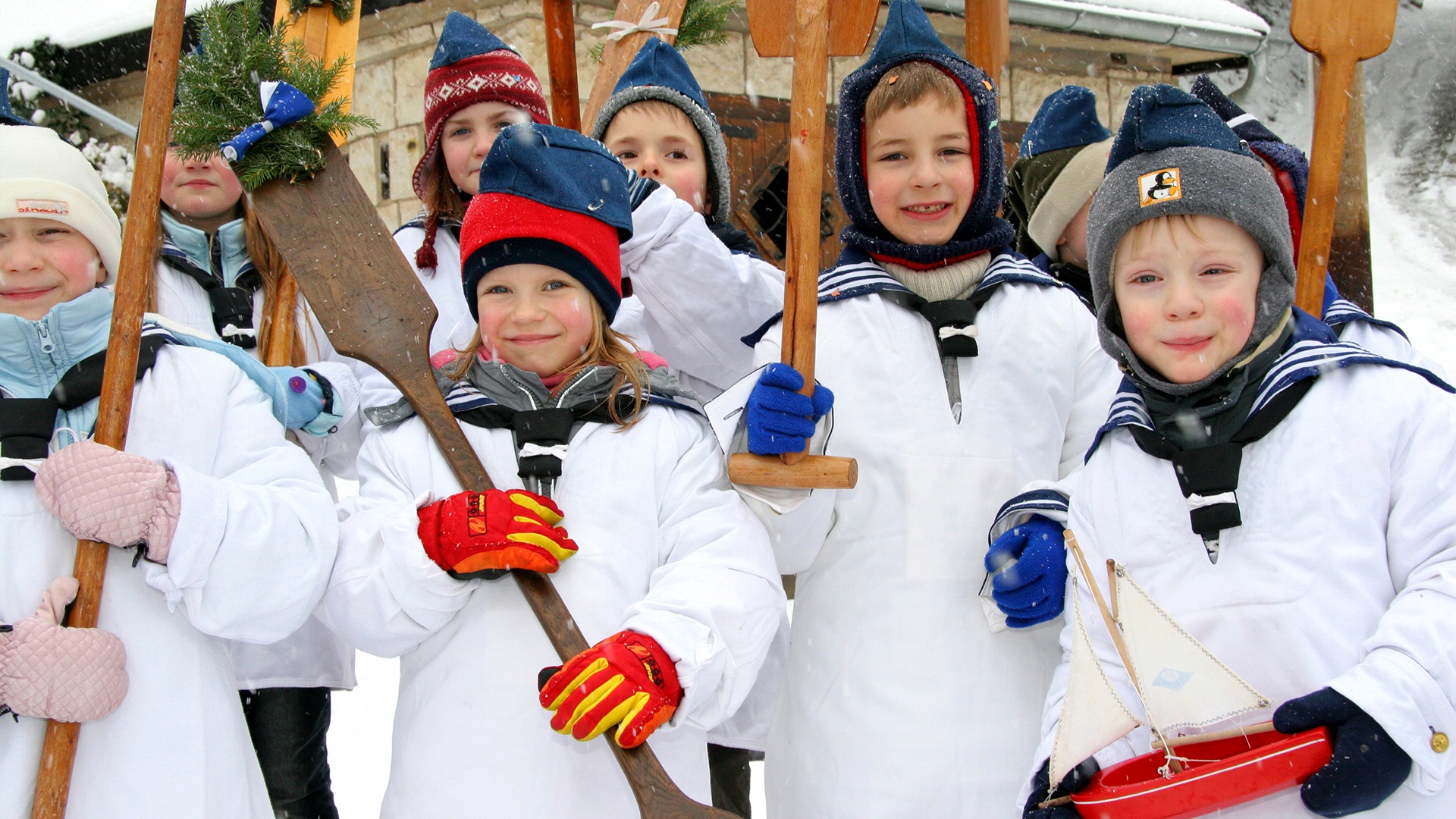 Verkleidete Kinder im Matrosenanzug auf der Schifferfastnacht in Rathen