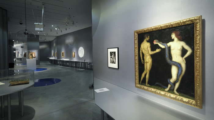 Ausstellungsansicht des Jüdisches Museum Frankfurt mit Gemälde mit Adam und Eva