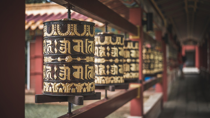 Gebetsmühlen in buddhistischer Tempelanlage