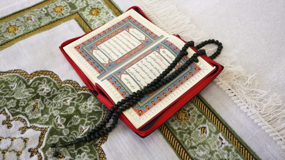 Koran auf einem Gebetsteppich