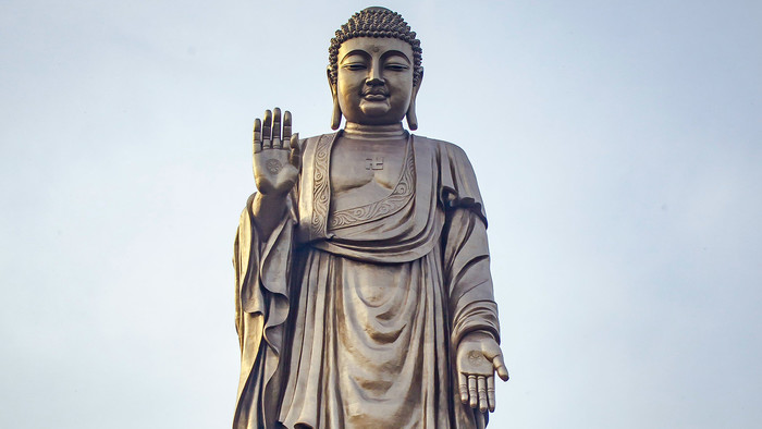 Buddha-Statue mit erhobener rechter Hand.