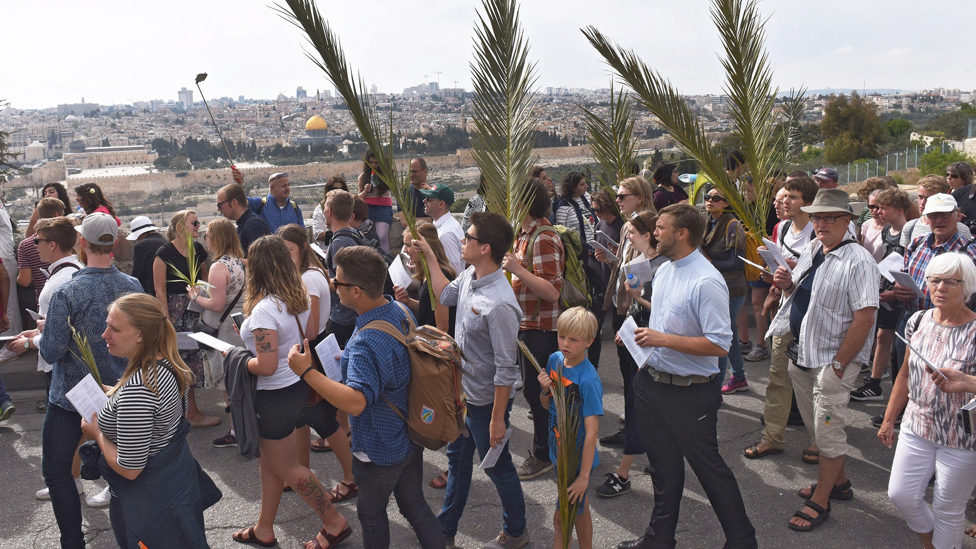 Menschen auf Palmsonntagsprozession in Jerusalem