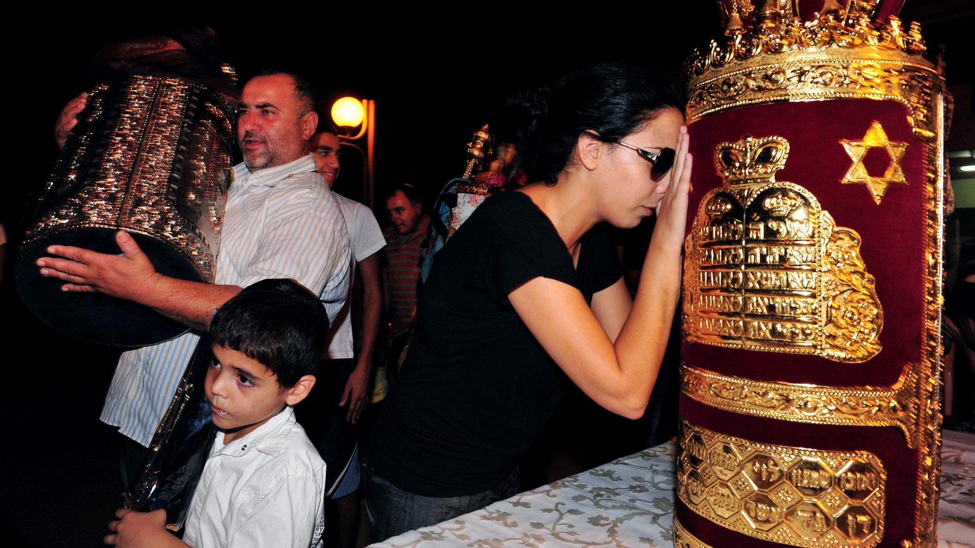 Israelische Männer und Frauen feiern in einer Synagoge