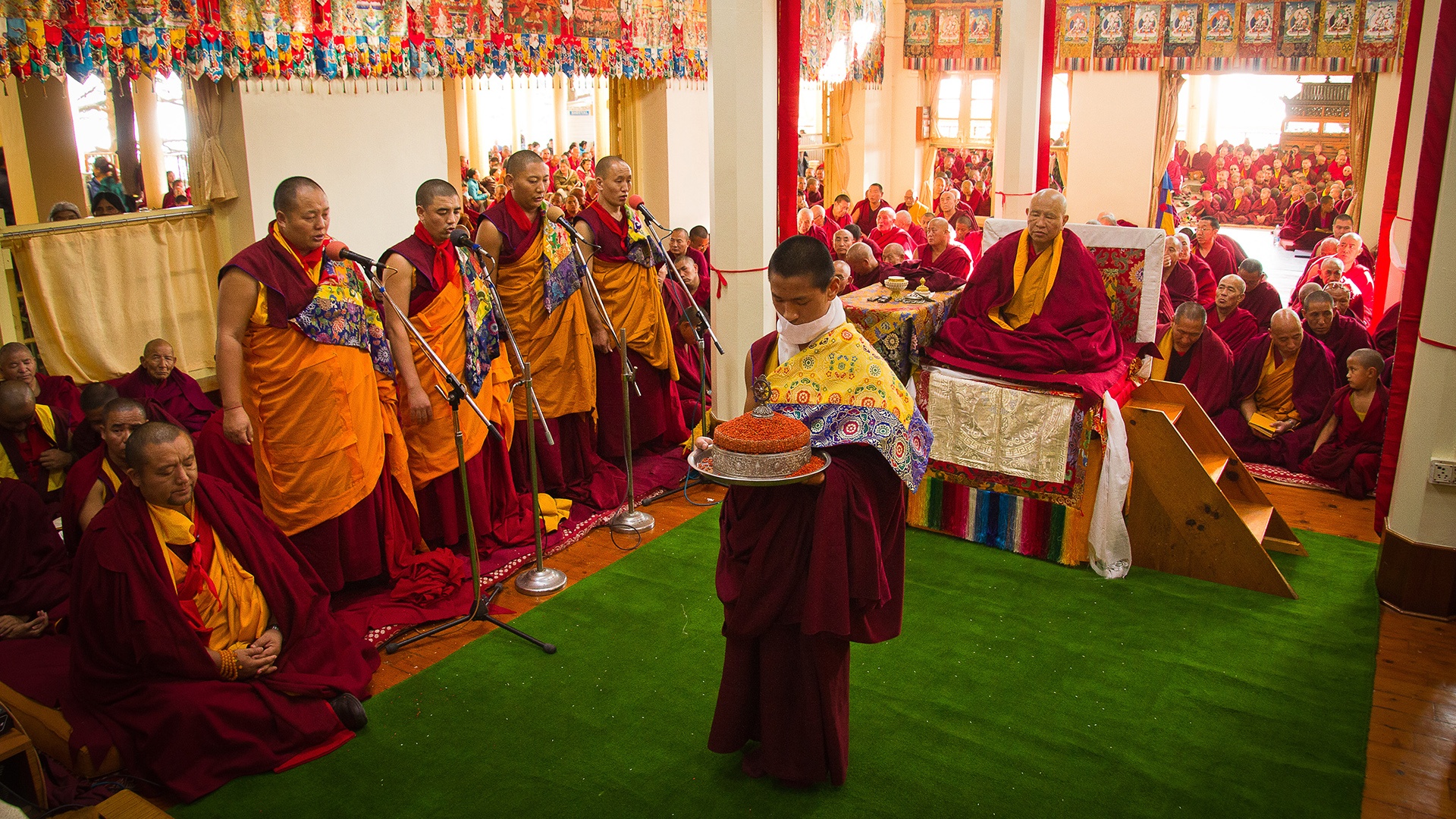 Buddhistische Mönche und Nonnen feiern Losar