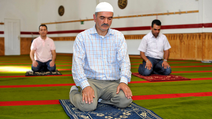 Muslime beim Tagesgebet in der Ditib Zentralmoschee Karlsruhe