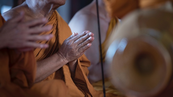 Betende Hände eines Buddhisten.