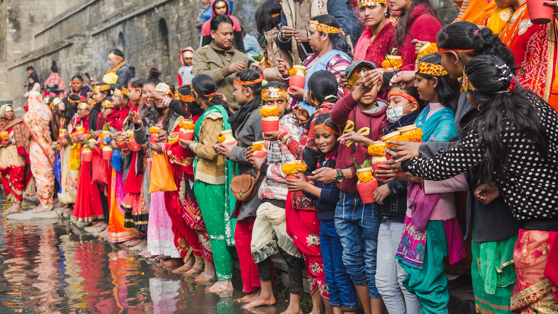 Barfüßige Hindu-Anhänger mit Weihwasserkrügen