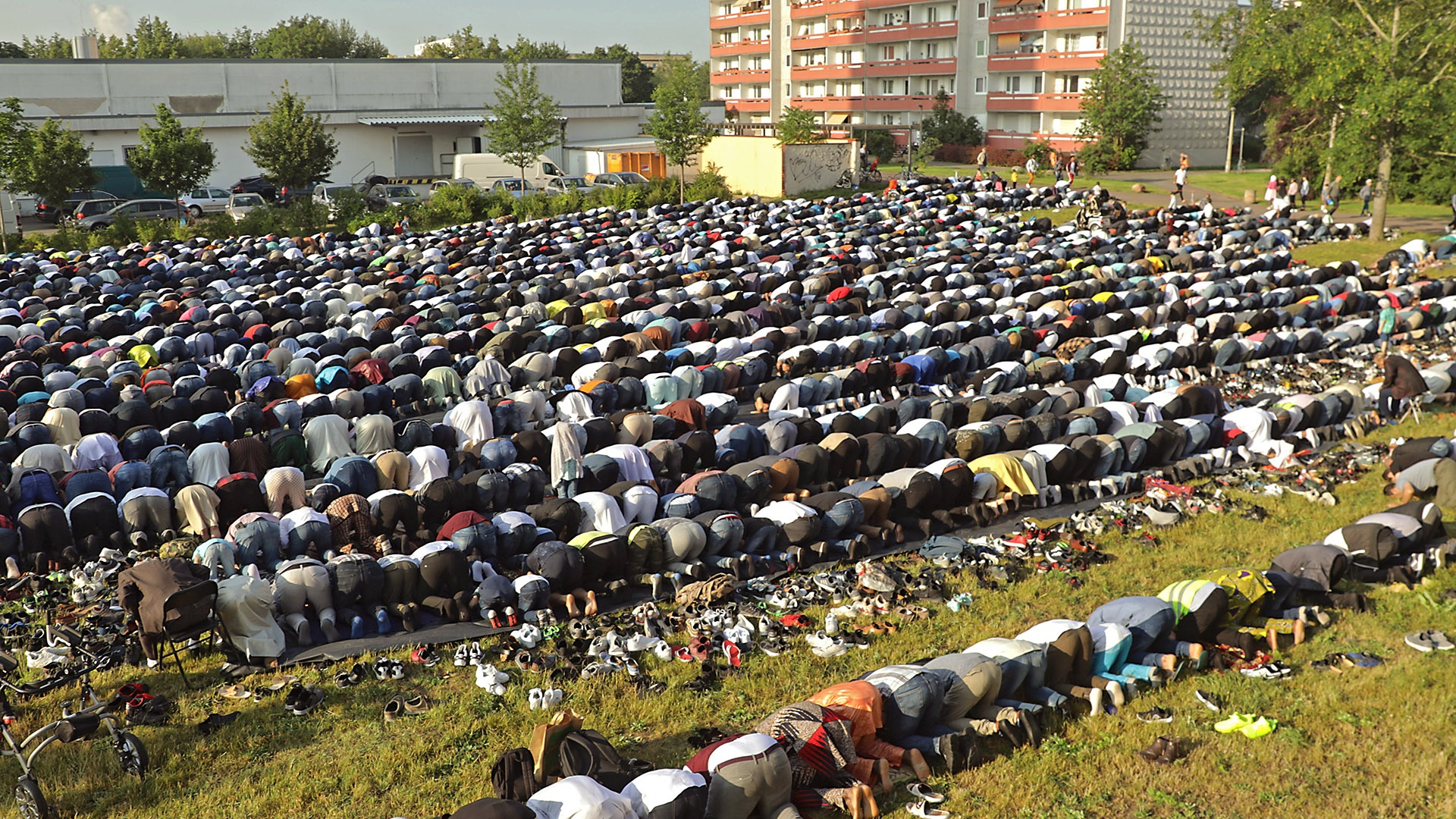 Muslime beim Gebet unter freiem Himmel