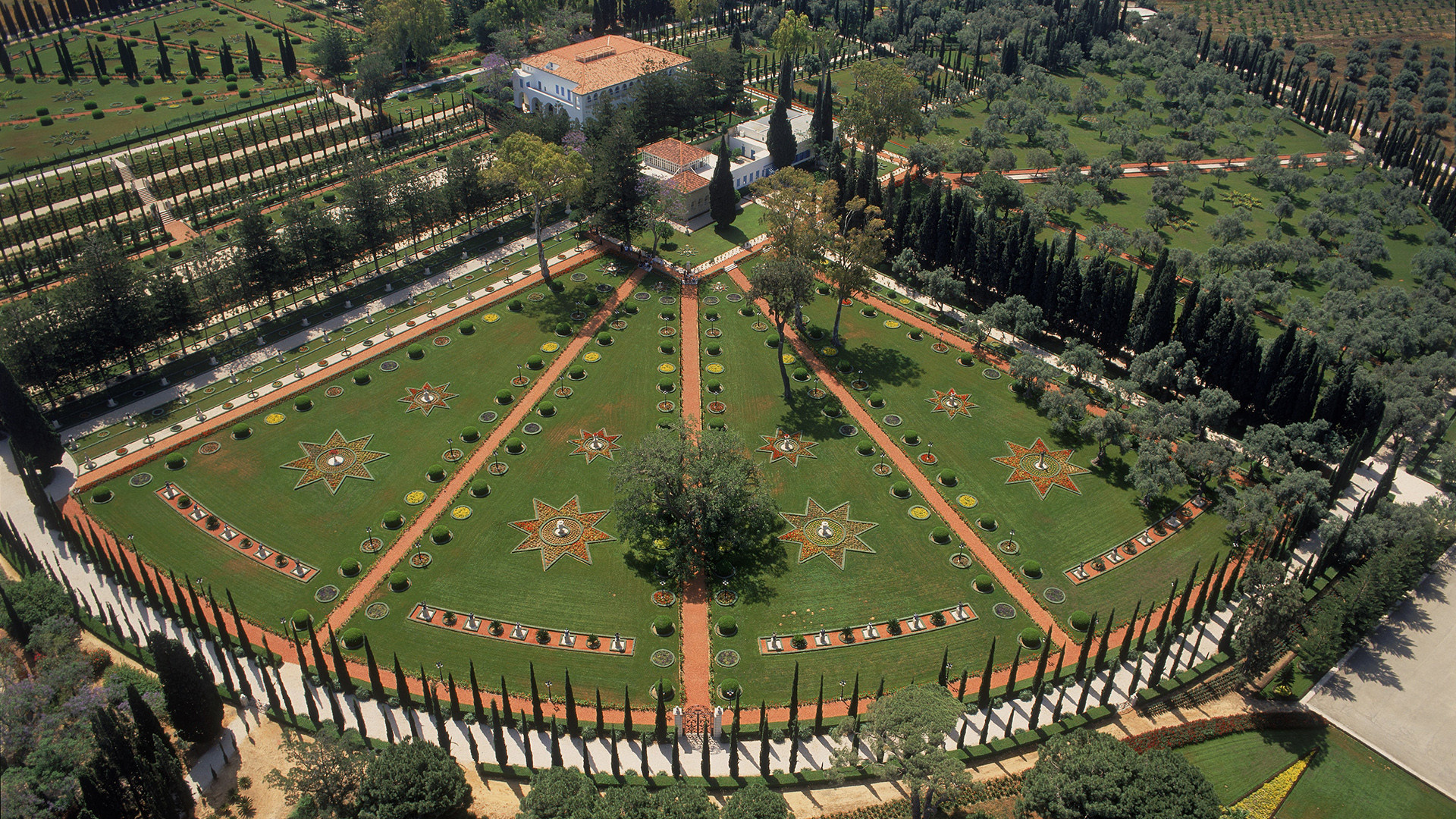 Luftaufnahme des Schrein von Bahá'u'lláh mit umliegenden Gärten