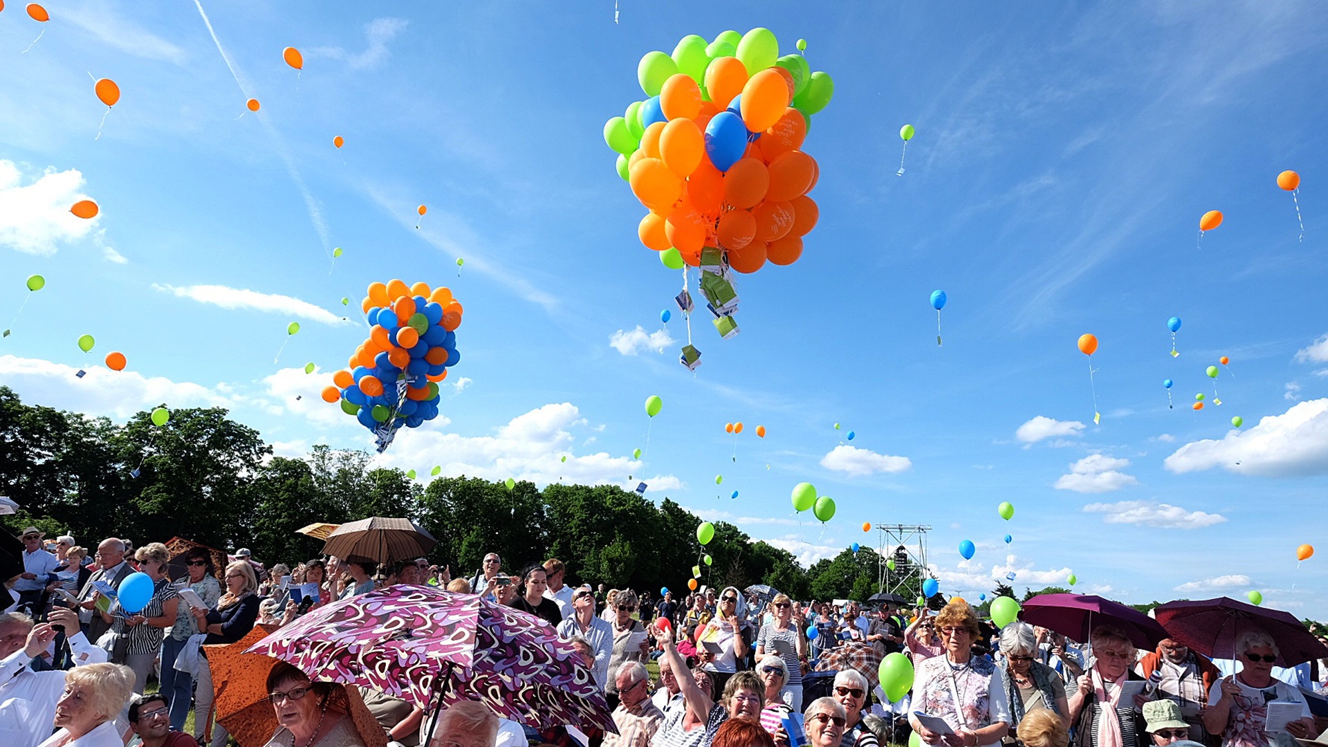 eintausend Luftballons steigen beim ökumenischen Christusfest in den Himmel