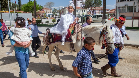 Traditionelle Beschneidungszeremonie der Türken auf einem Pferd