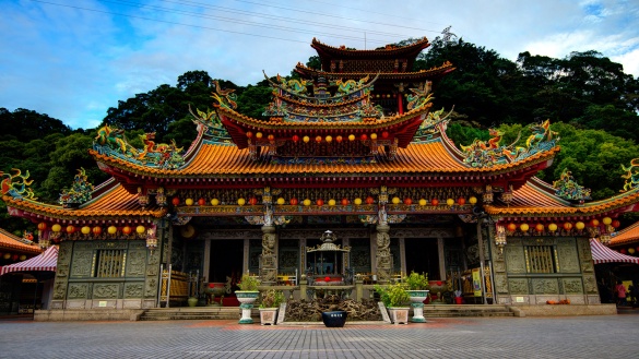 buddhistischer Tempel mit Dachverzierung mit bunten Figuren 