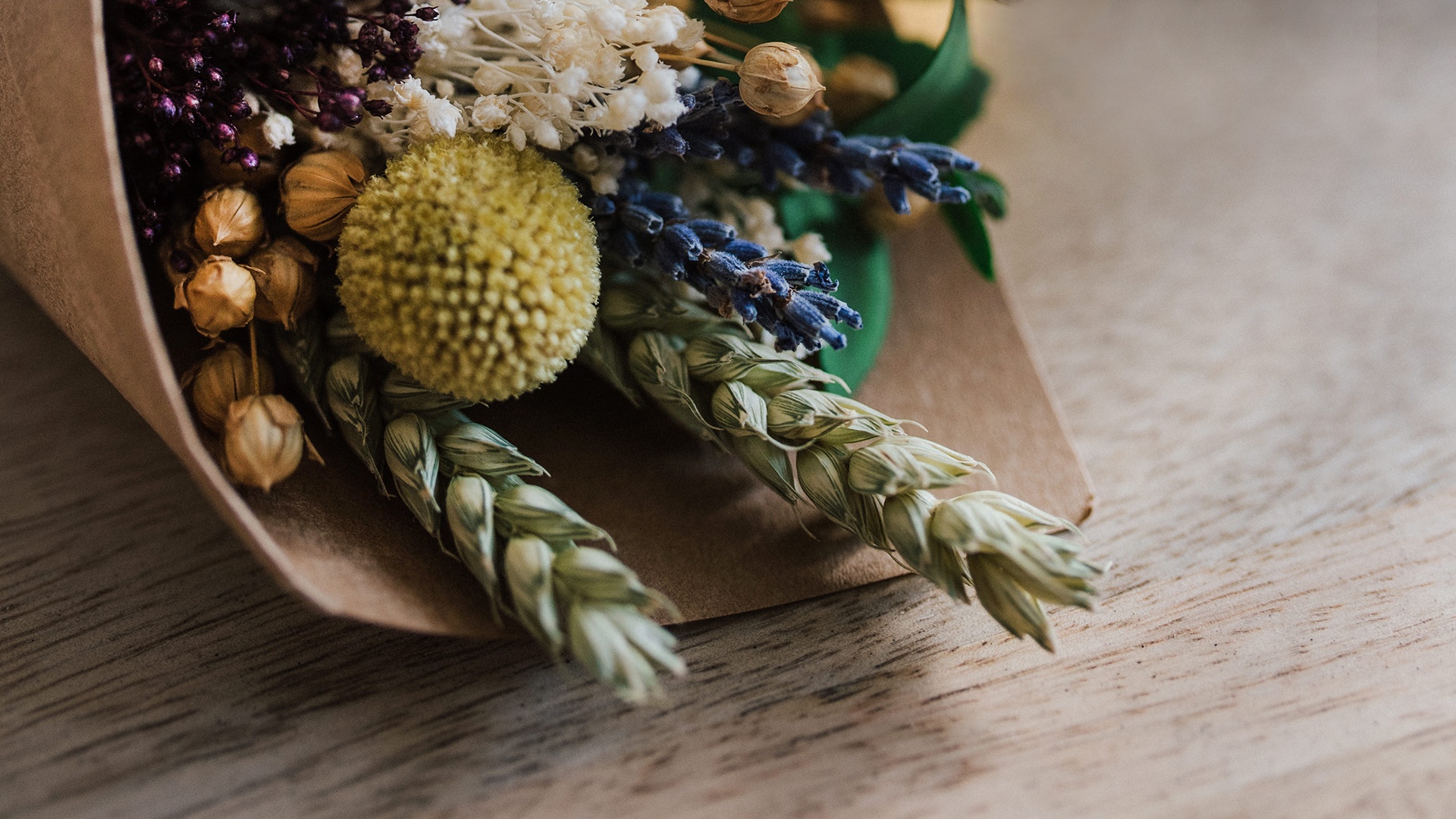 Strauß mit Kräutern und Wildblumen