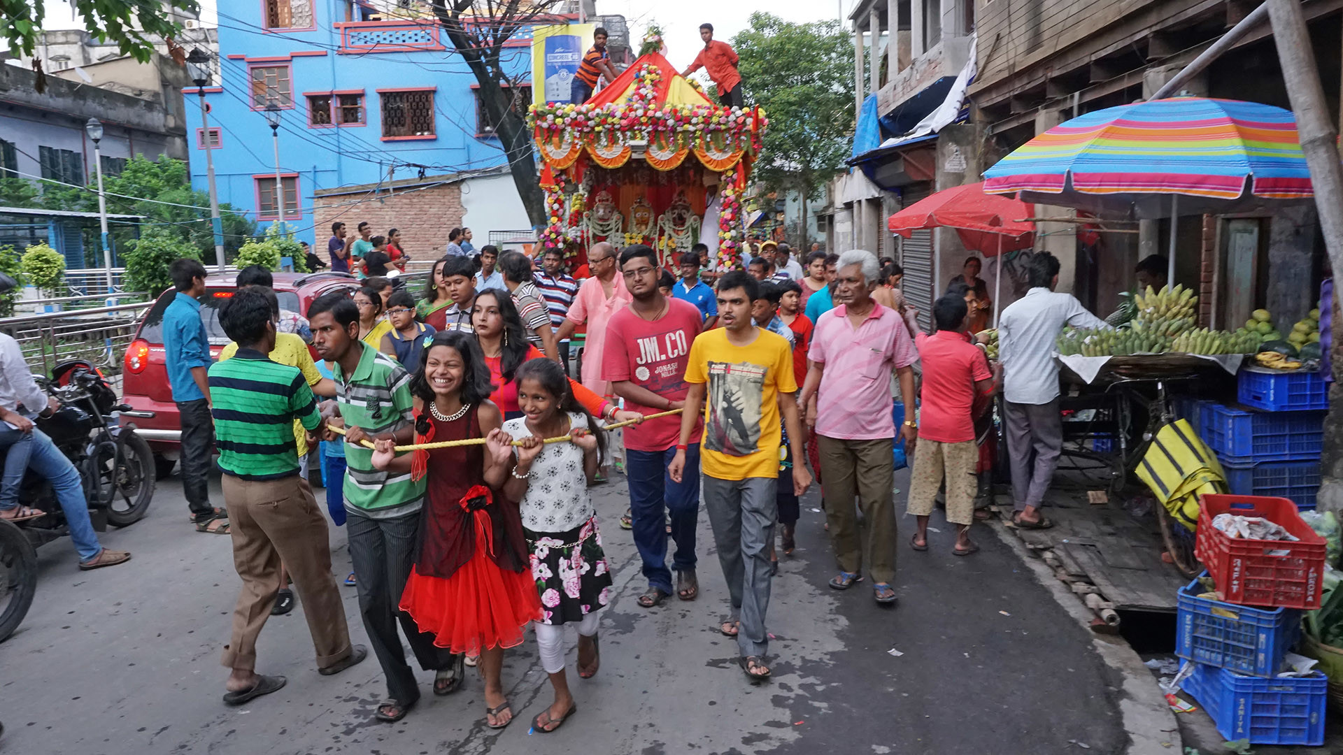 Der Wagen wird von Hindu-anhängern durch ein heiliges Seil gezogen