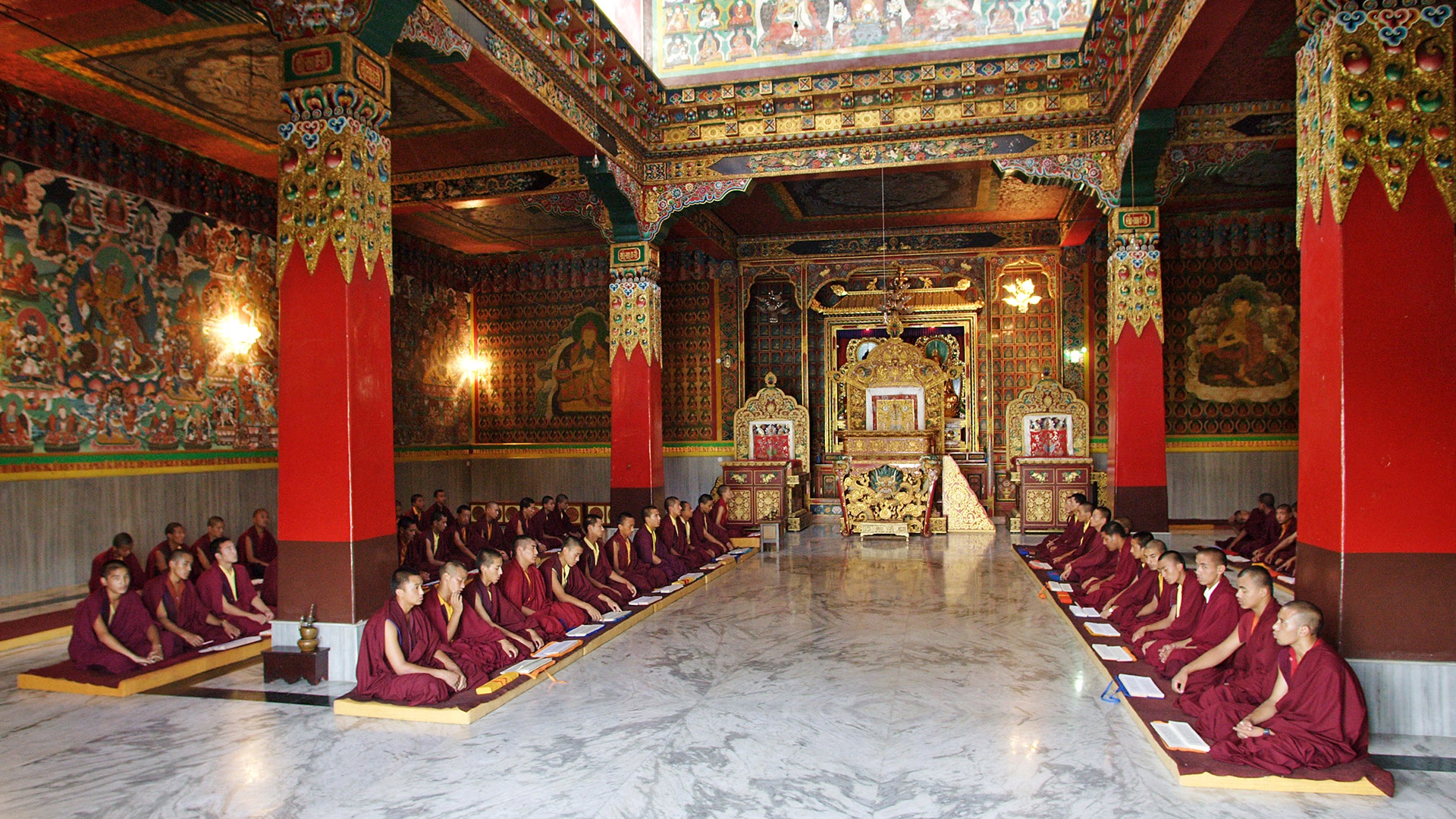 Buddhistische Mönche meditieren in einem Tempel
