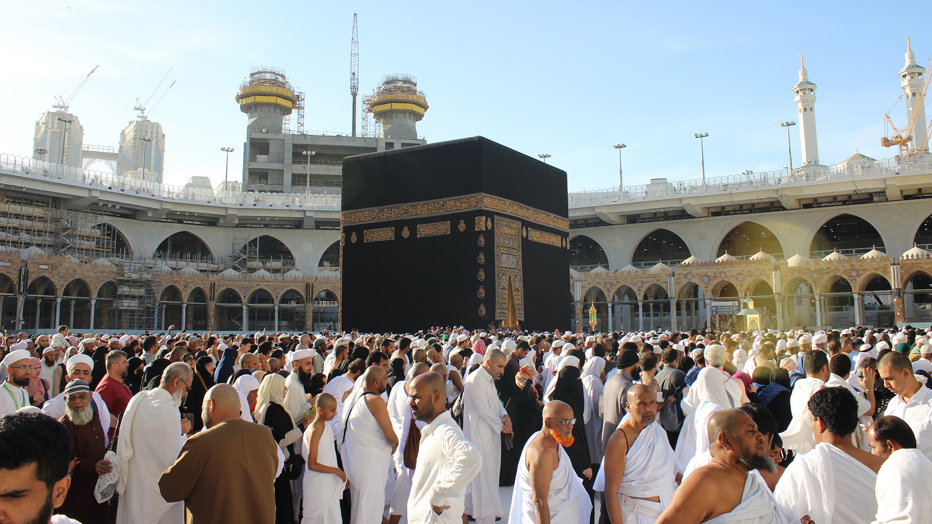 Gläubige umrunden die Kaaba