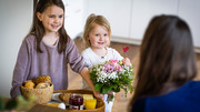 Frühstück und Blumenstrauss zum Muttertag ans Bett bringen