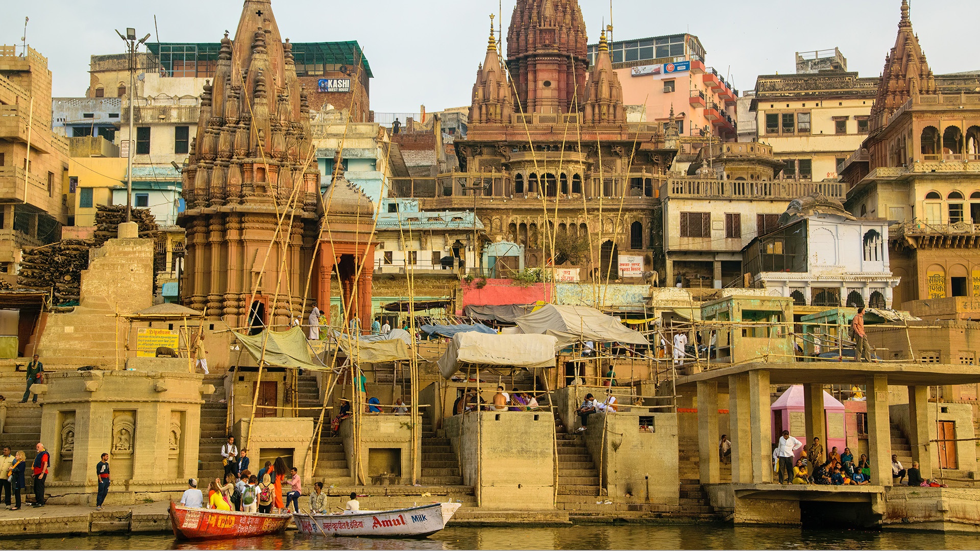 Gebäude der Stadt Benares am Ganges