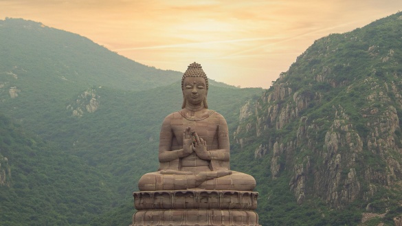 Buddha-Statue, deren rechte Hand das Rad der Lehre formt 