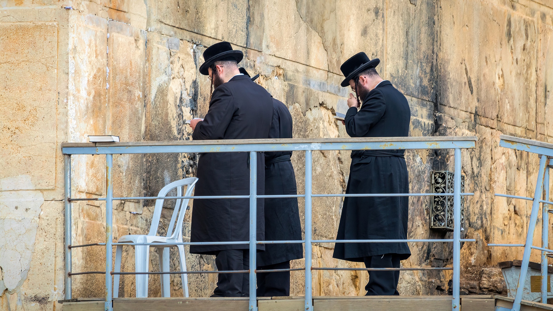 Jüdische Männer beten vor der Höhle der Patriarchen
