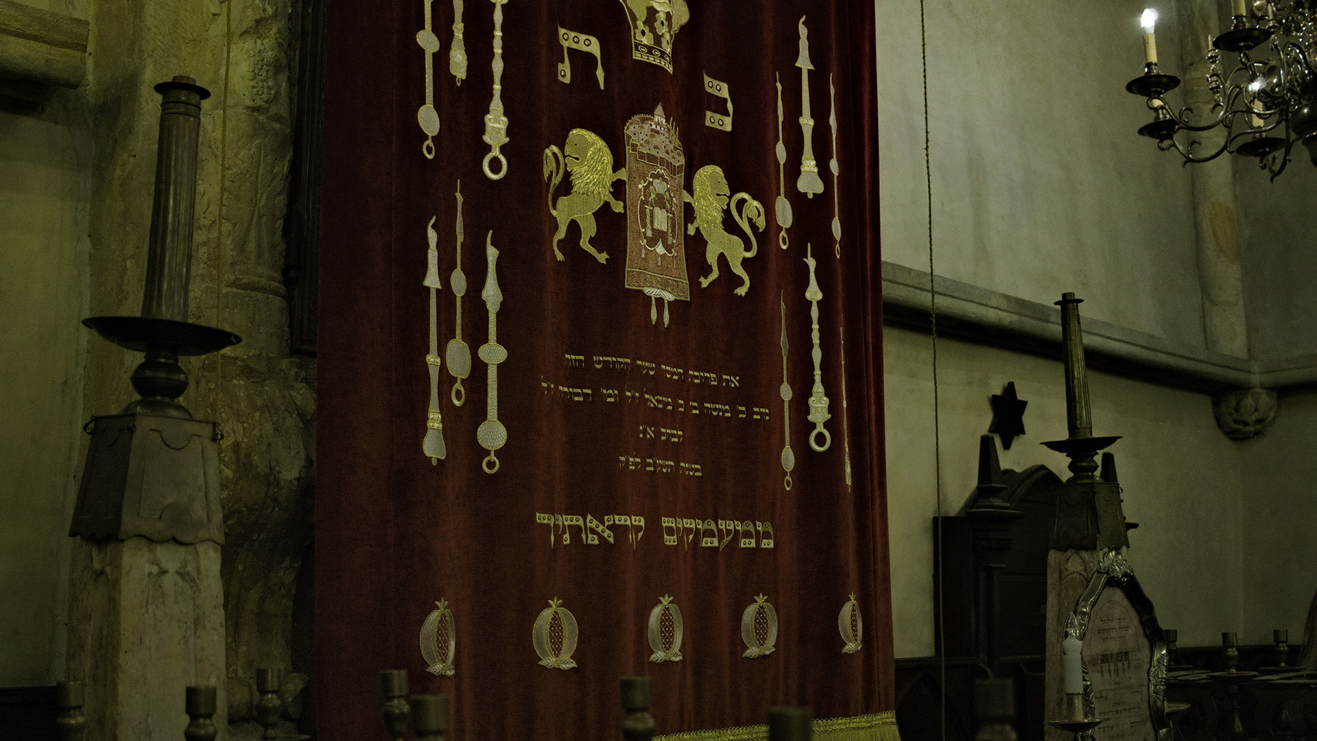 Geschmückter Altar mit Kerzen und jüdischen Symbolen in der Altneu-Synagoge in Prag.