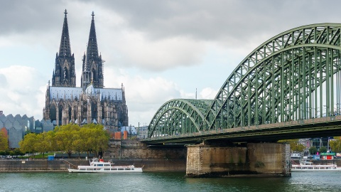 Kölner Dom mit Rhein und Brücke