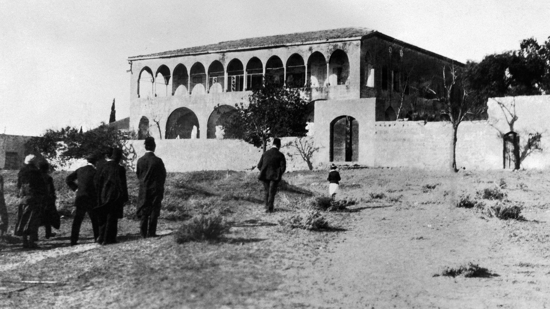 Pilger laufen auf das Herrenhaus von Bahjí zu