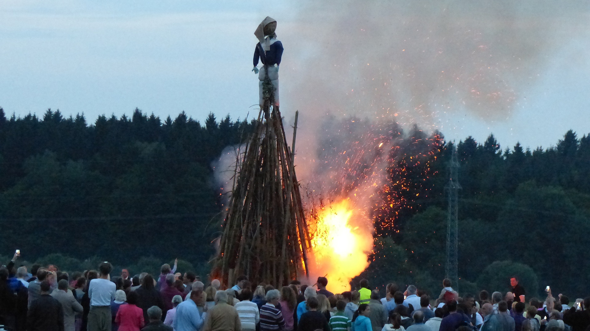 Johannis-Feuer in der Johannesnacht in Bayern