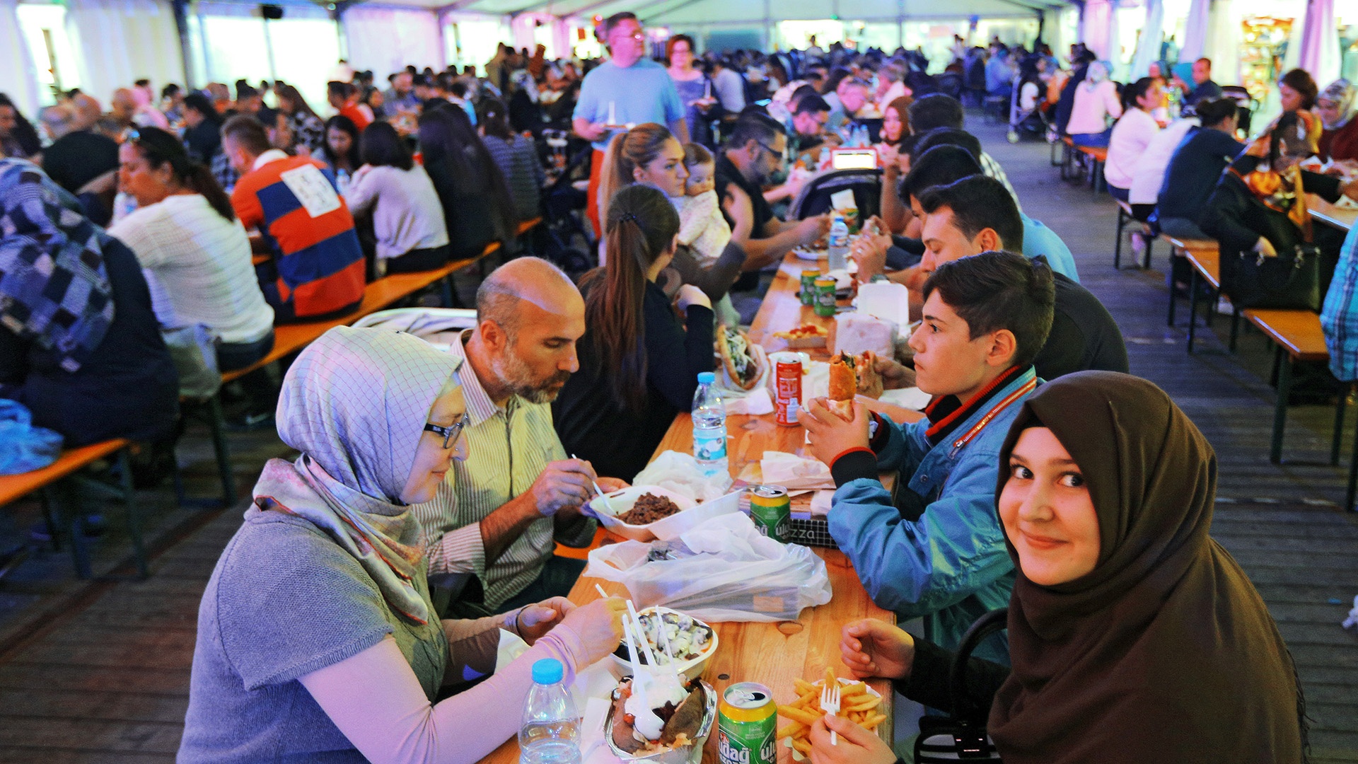 Muslime essen abends gemeinsam im Großraumzelt um 22:00 Uhr