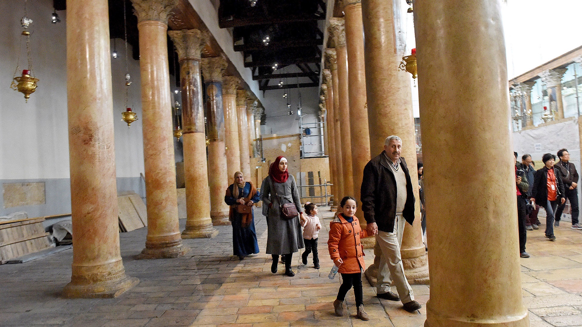 Säulengang der Geburtskirche mit Menschen